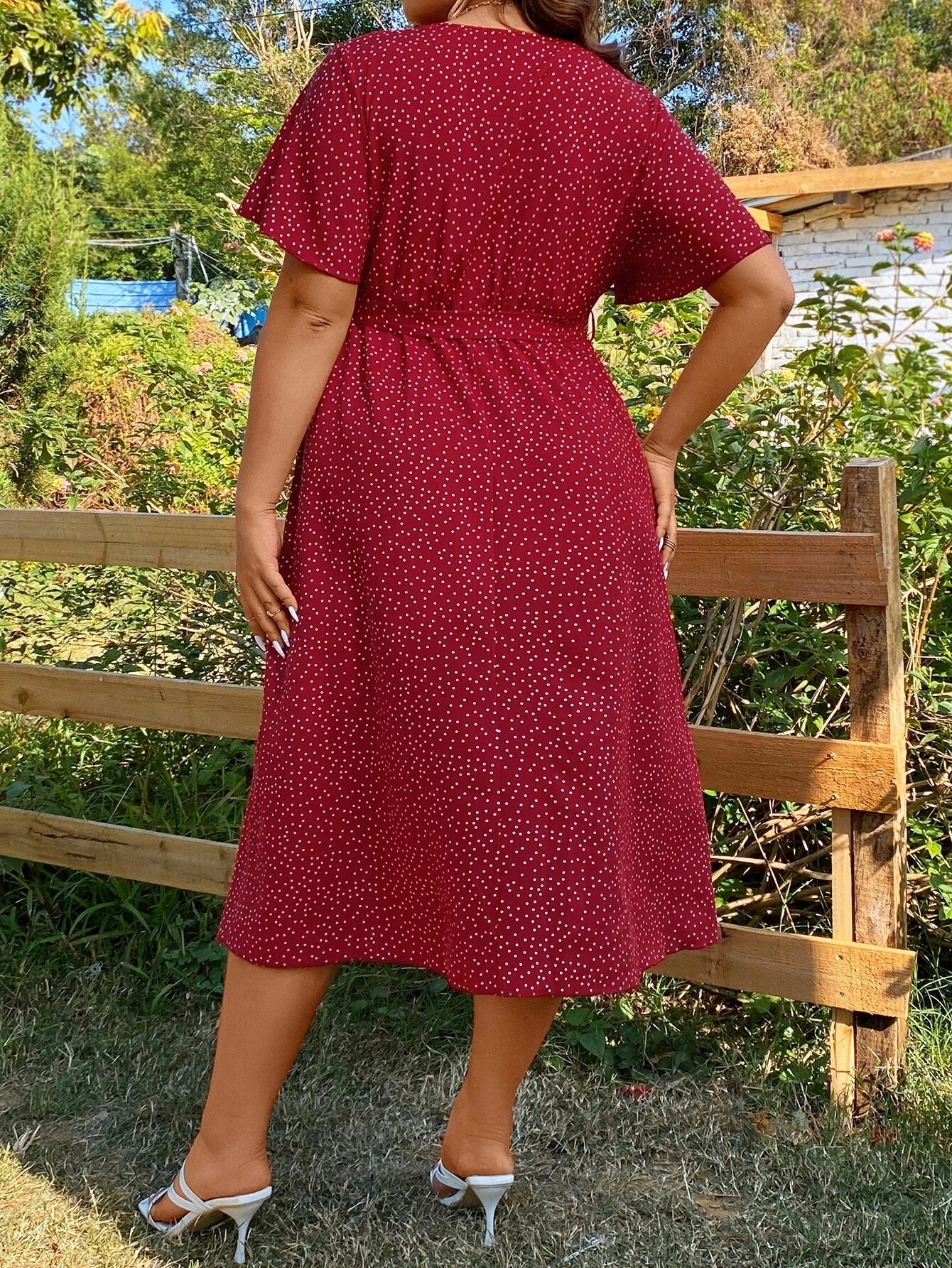 Poá Elegance – Vestido Longo Plus Size com Manga Borboleta e Amarração BelleBoo©