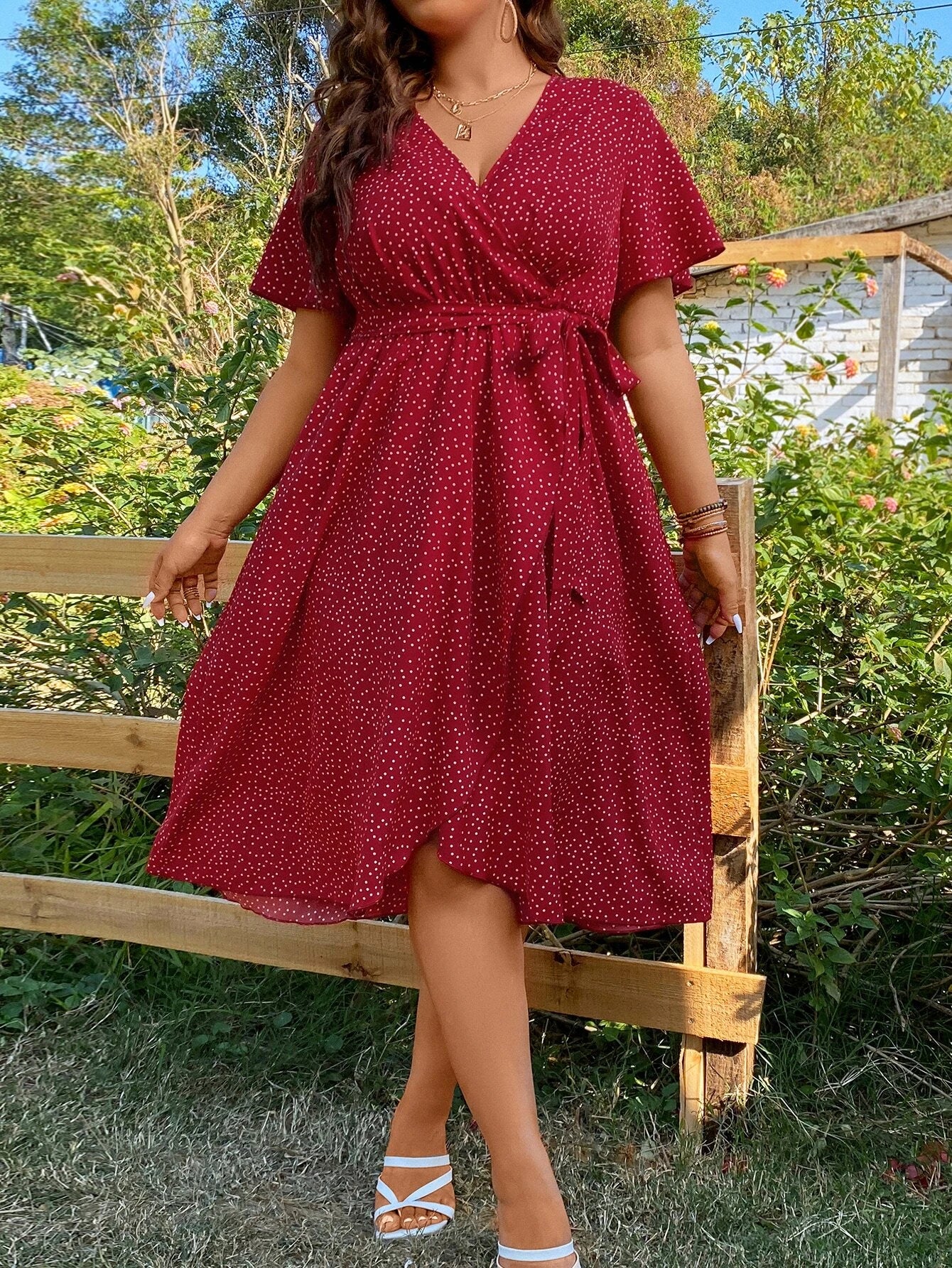 Poá Elegance – Vestido Longo Plus Size com Manga Borboleta e Amarração BelleBoo©