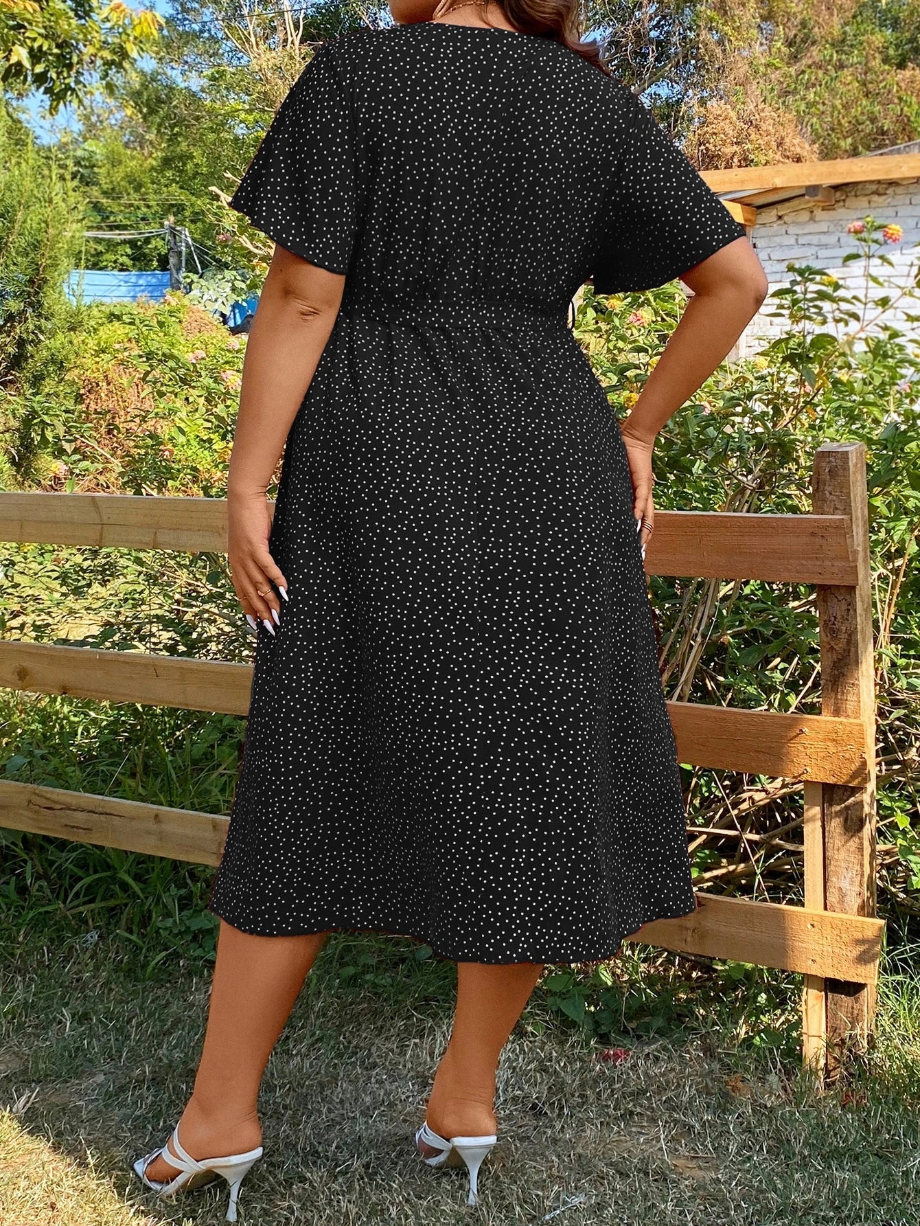 Poá Elegance – Vestido Longo Plus Size com Manga Borboleta e Amarração BelleBoo©