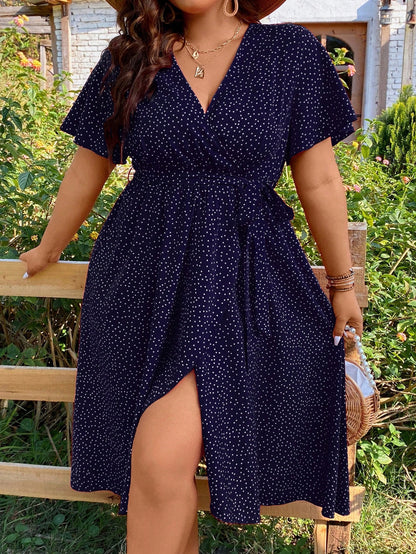 Poá Elegance – Vestido Longo Plus Size com Manga Borboleta e Amarração BelleBoo©