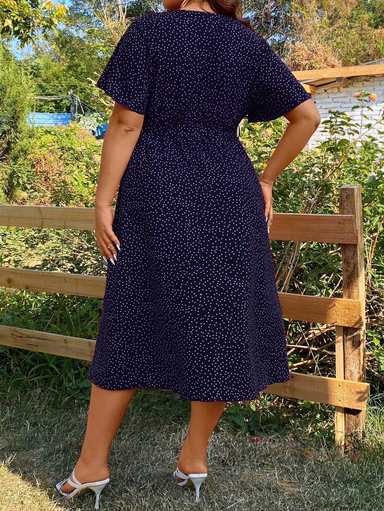 Poá Elegance – Vestido Longo Plus Size com Manga Borboleta e Amarração BelleBoo©