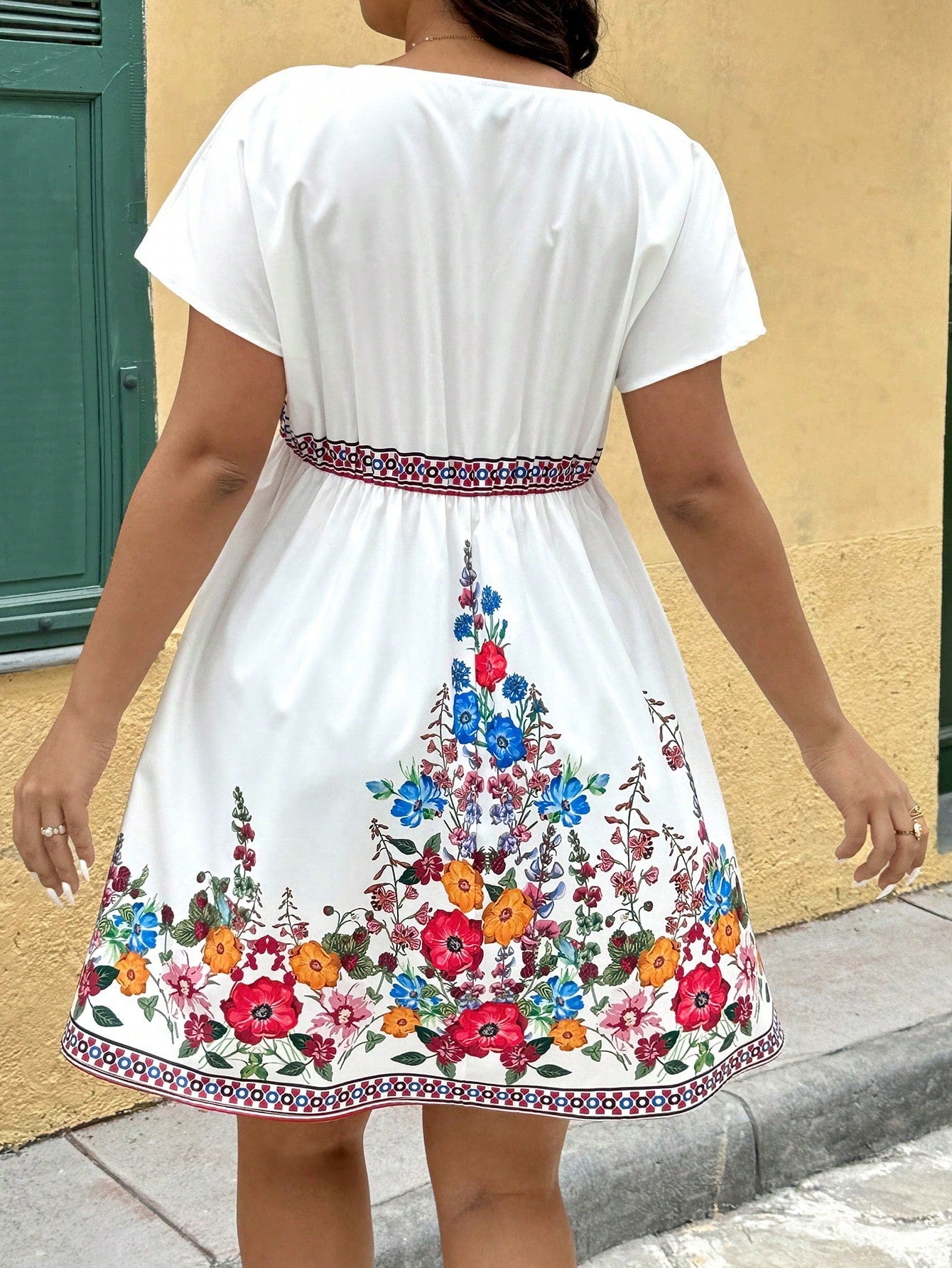 Boho Serena – Vestido Plus Size Decote V Floral de Verão BelleBoo©