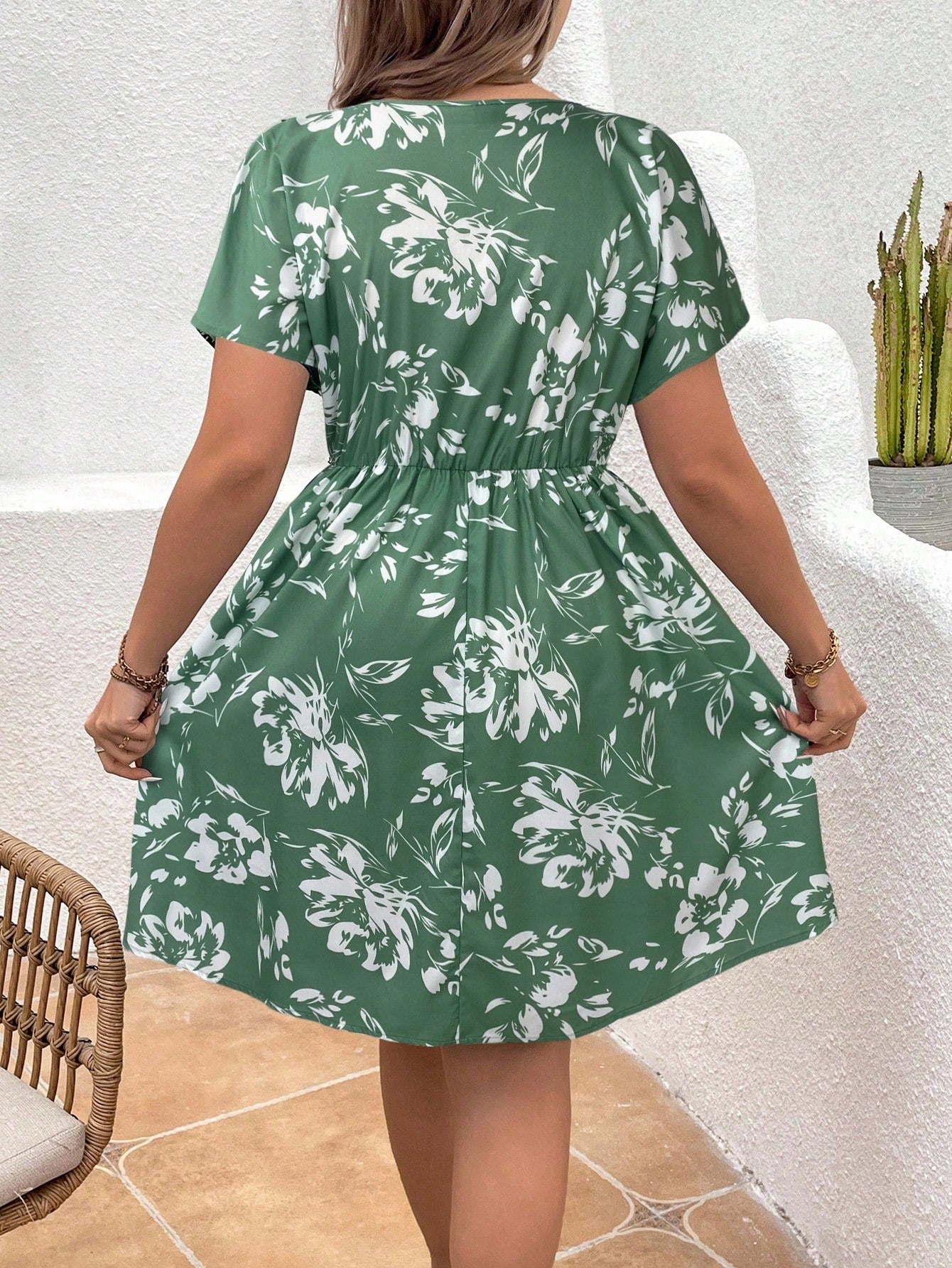 Boho Serena – Vestido Plus Size Decote V Floral de Verão BelleBoo©